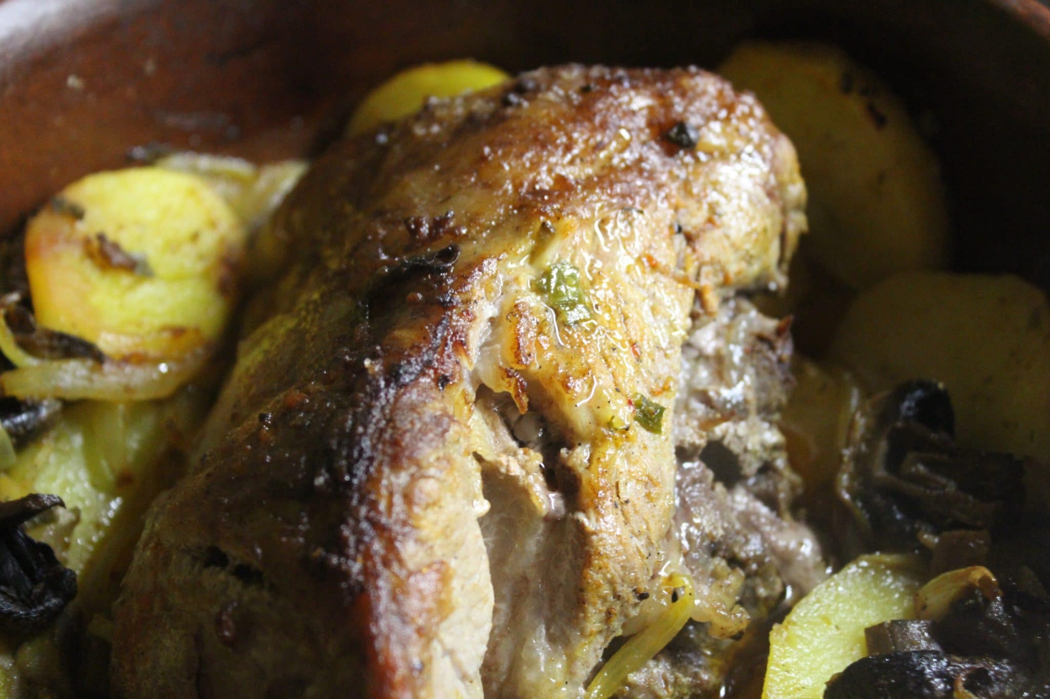 свинина запеченная с картофелем. свинина запеченная с картофелем. свинина в духовке с грибами и картошкой. картошка с мясом и грибами в духовке. свинина в духовке с грибами и картошкой.