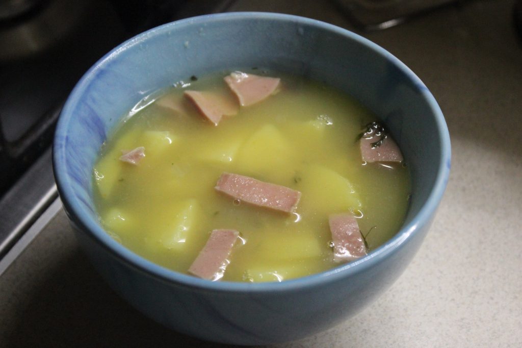 Картофельный суп с овсянкой и вареной колбасой