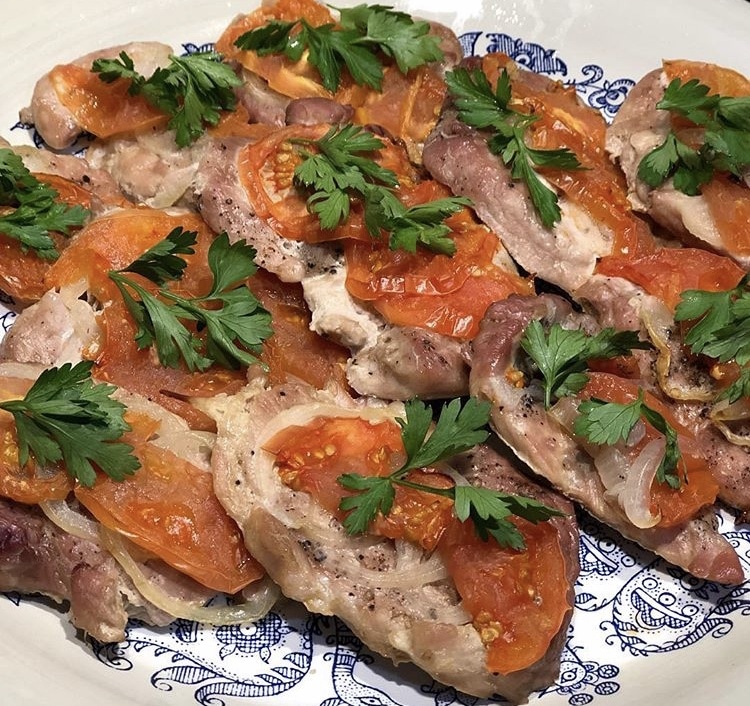 Свиные стейки, запеченные с помидорами