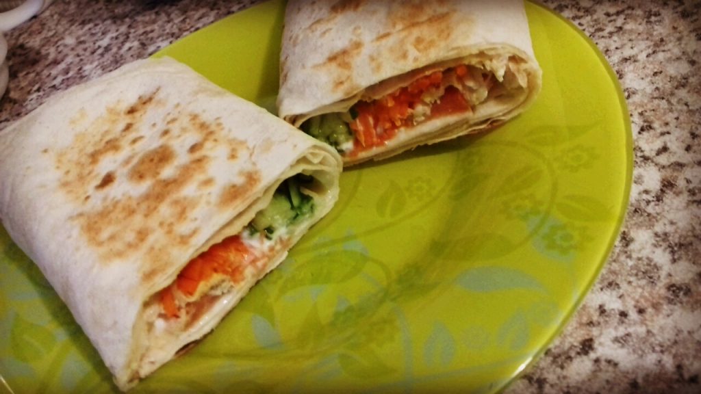 Шаурма домашняя с куриной начинкой  и овощами