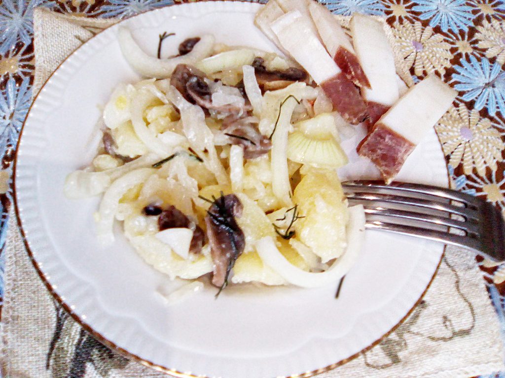 Картофельный «Минский» салат с грибами и квашеной капустой