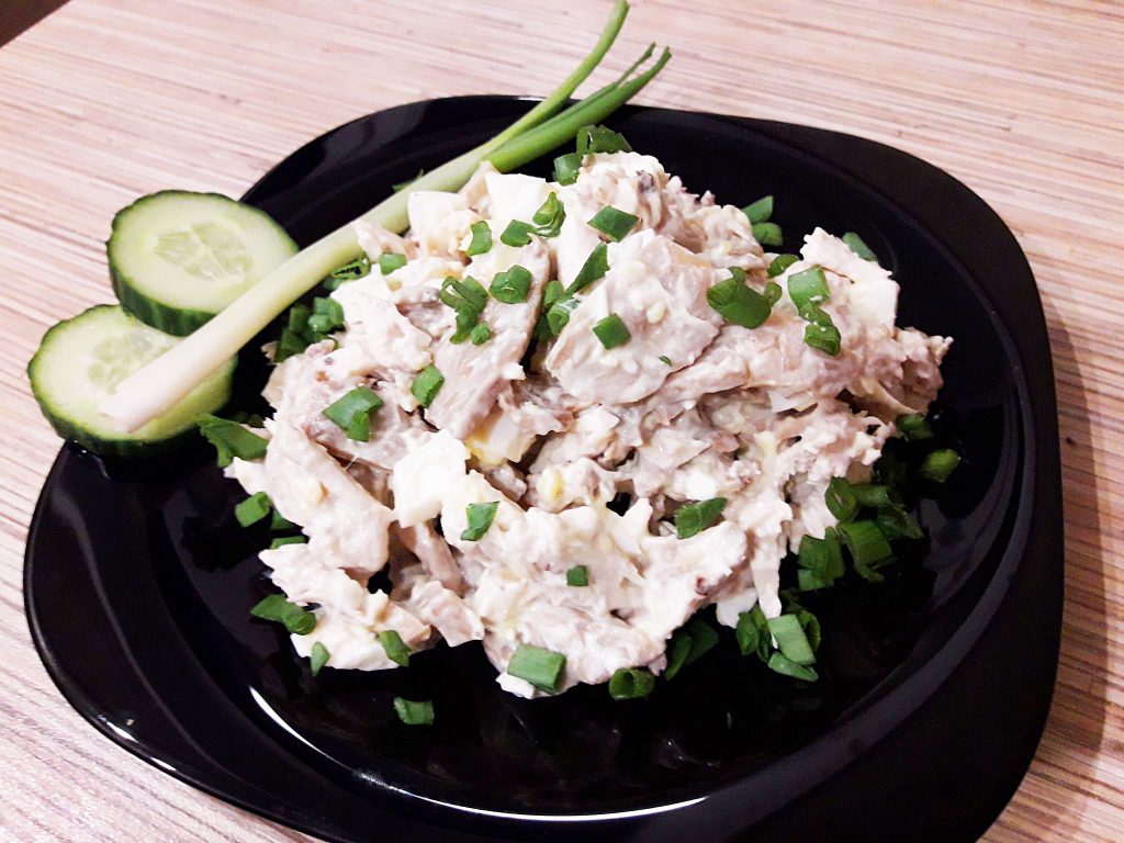 Салат с курицей и шампиньонами
