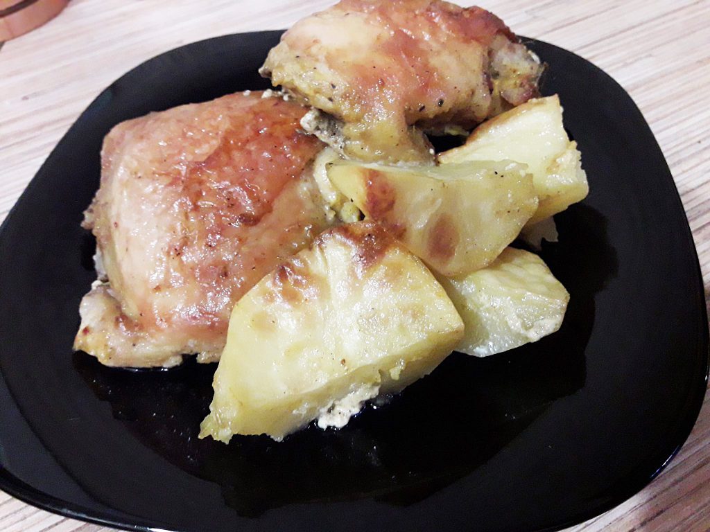 Куриные бедра запеченные с картошкой