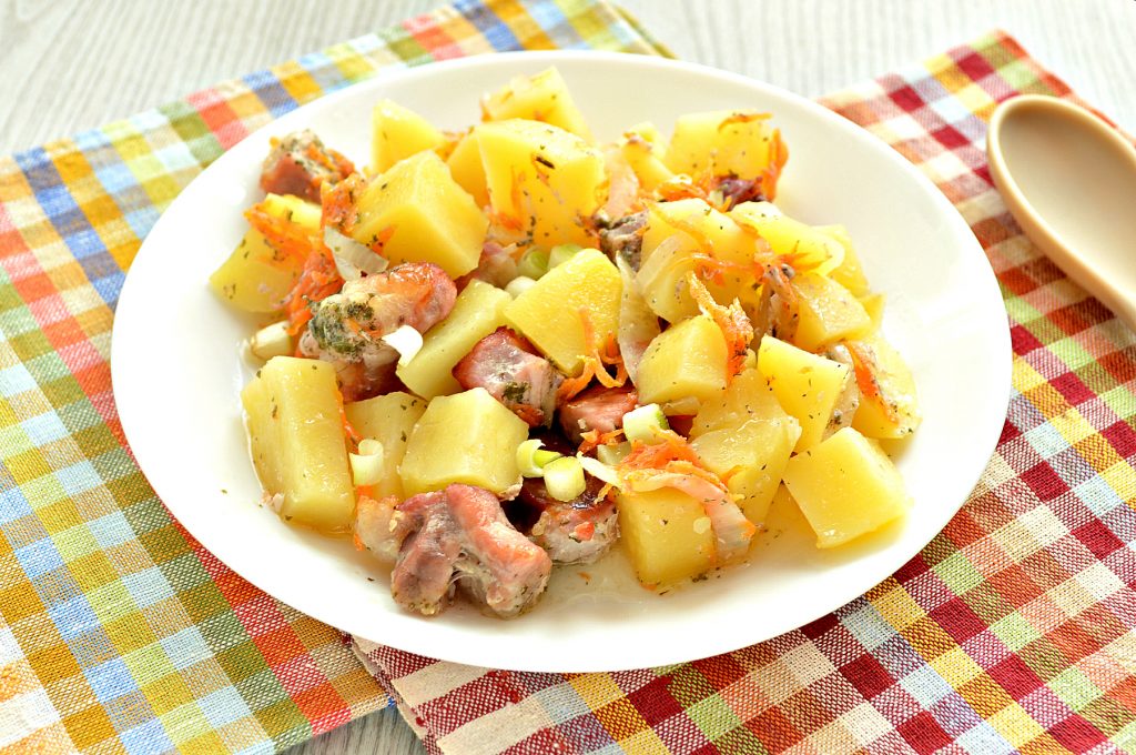 Картофель, запеченный со свининой в духовке