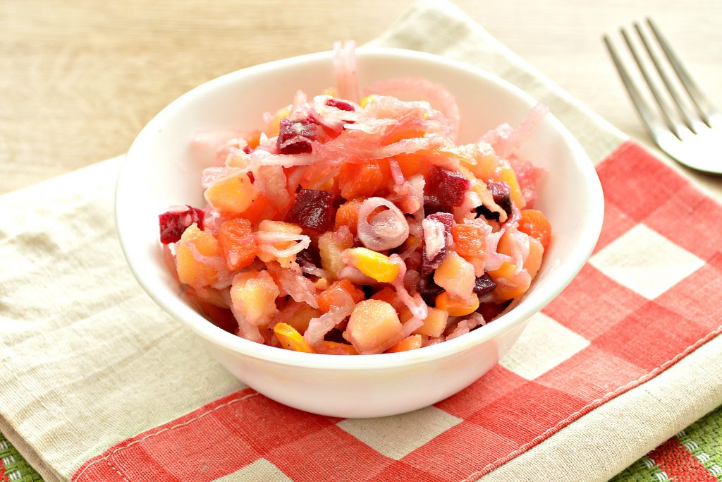 Вкусный винегрет с кукурузой и маринованной капустой