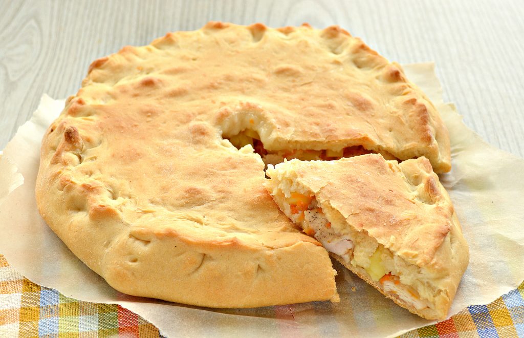 Пирог с начинкой из картофеля и курицы