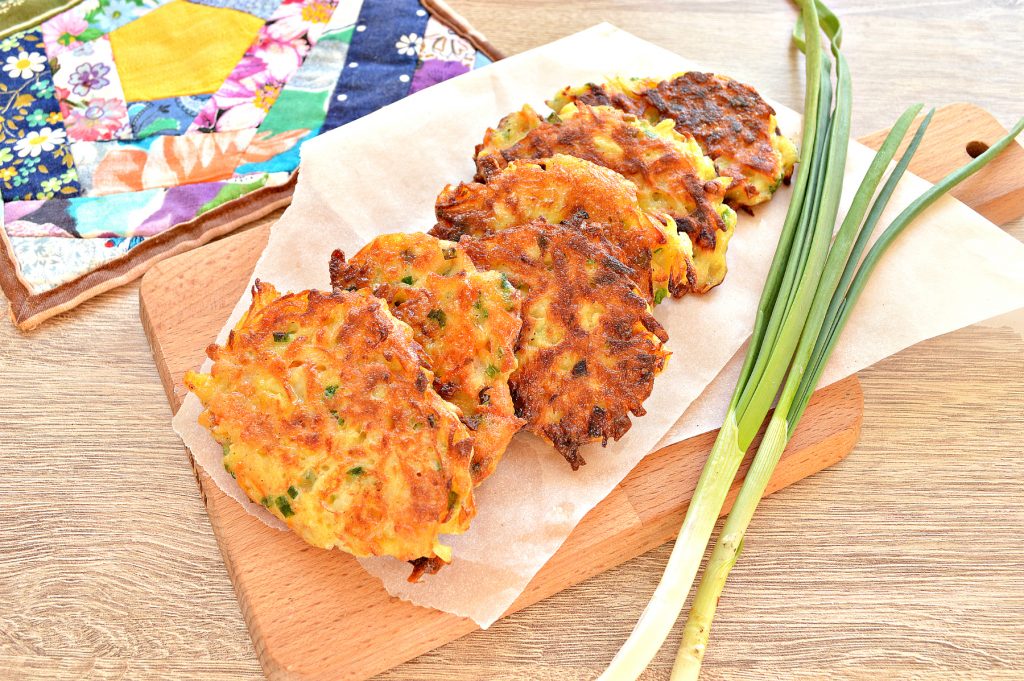 Картофельные драники с морковью, луком, зеленью