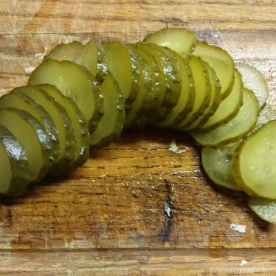 Фото рецепта - Пицца с охотничьими колбасками и маринованными огурцами - шаг 2