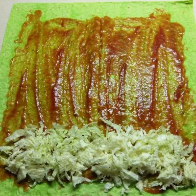Фото рецепта - Домашняя шаурма с сосисками и пекинской капустой - шаг 5