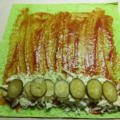 Фото рецепта - Домашняя шаурма с сосисками и пекинской капустой - шаг 5