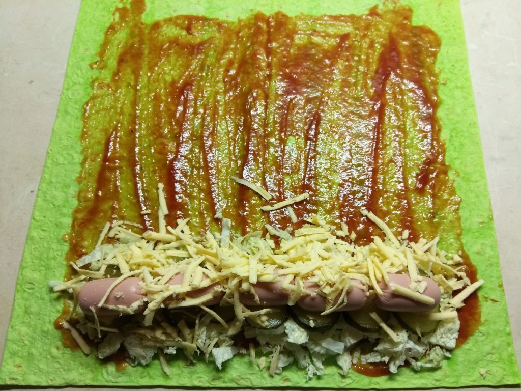Фото рецепта - Домашняя шаурма с сосисками и пекинской капустой - шаг 7
