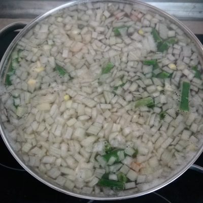 Фото рецепта - Томатный суп с консервированной и стручковой фасолью - шаг 3