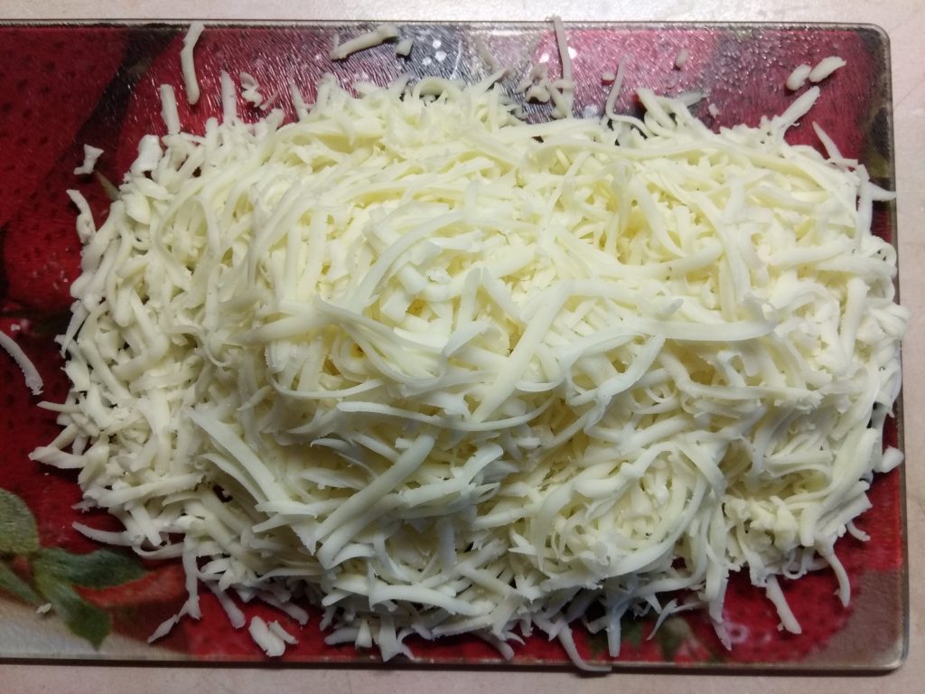 Фото рецепта - Пицца с охотничьими колбасками и маринованными огурцами - шаг 3