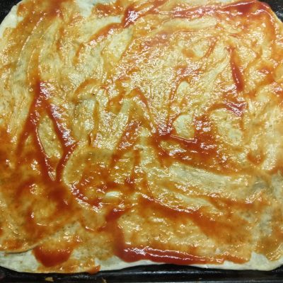 Фото рецепта - Пицца с копченой курицей, оливками и болгарским перцем - шаг 5
