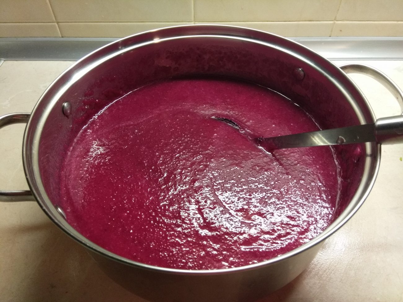 Крем-суп из свеклы с кабачком и куриной грудкой