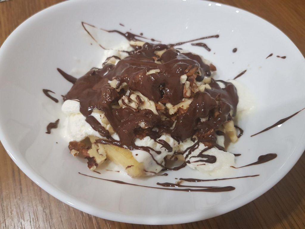 Мороженное с жаренными бананами, орехами и шоколадом