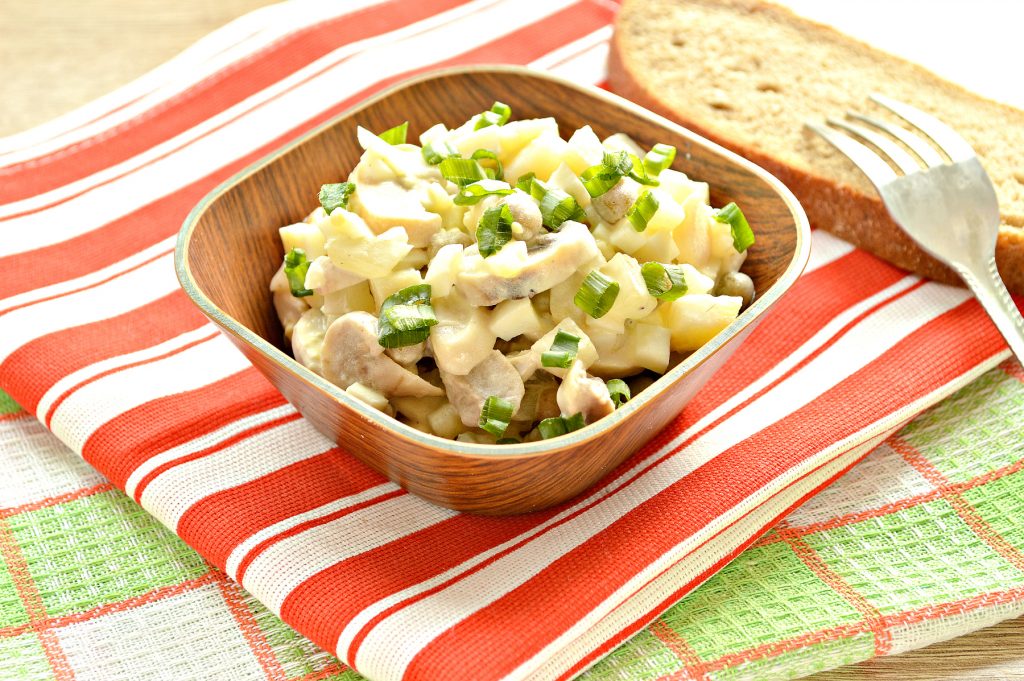 Простой картофельный салат с маринованными шампиньонами и горошком