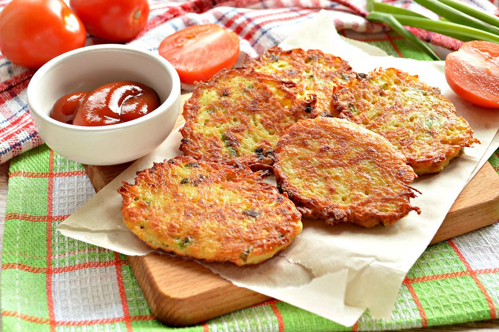 Картофельные драники с зеленью на сковороде