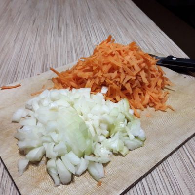Фото рецепта - Печеночный торт из говяжьей печени с овощами - шаг 6