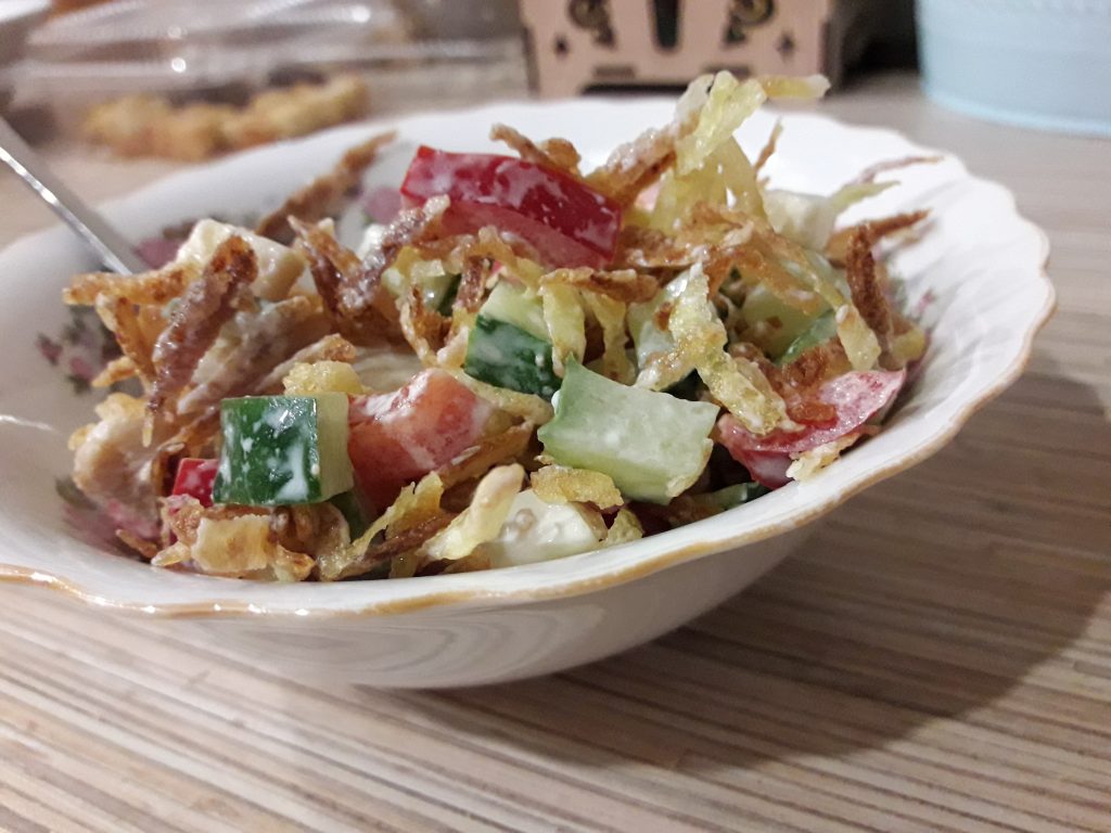 Куриный салат «Хрустик» с жареным картофелем и овощами