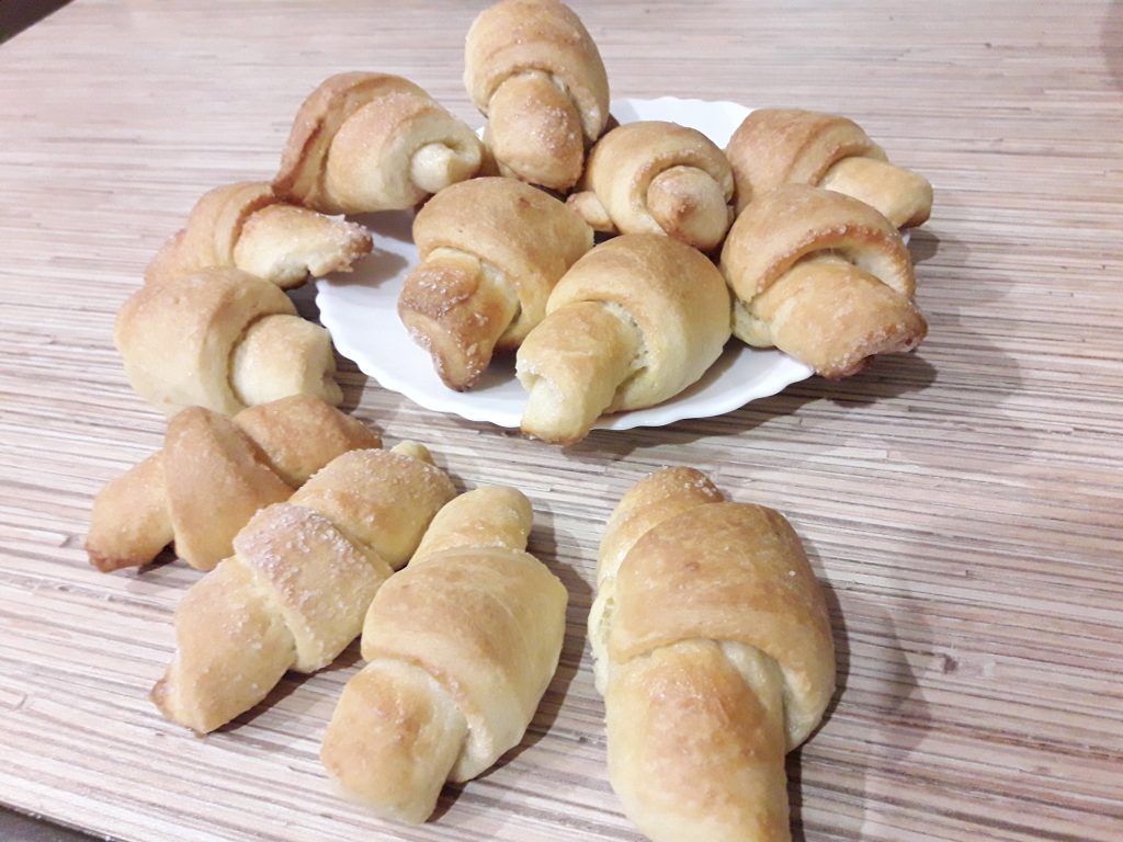 Дрожжевые рогалики с сахаром