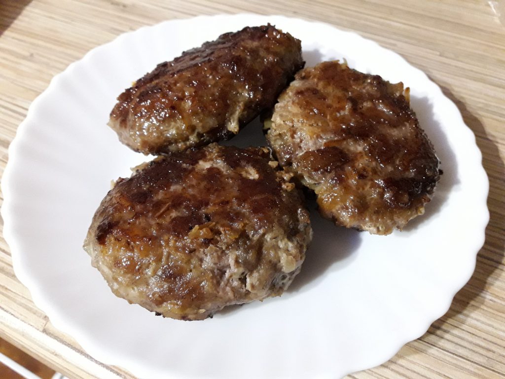 Мясные котлеты с тертым картофелем