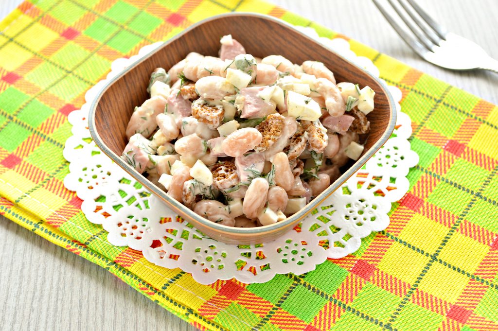 Салат с белой фасолью и сухариками