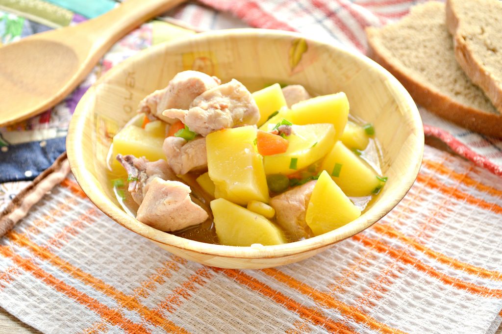 Курица кусочками с овощами и картофелем