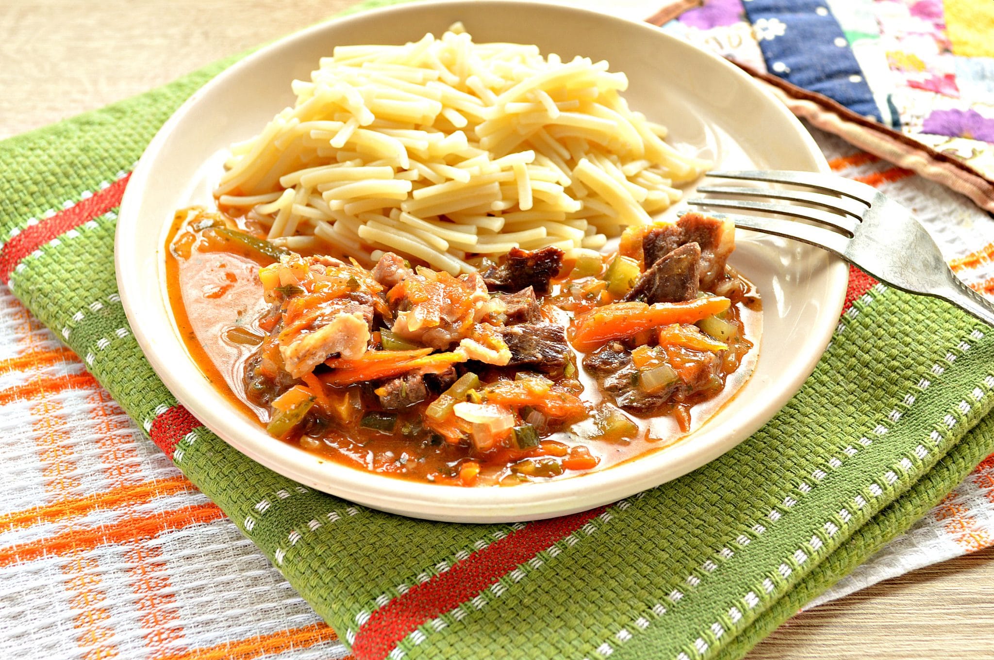 азу из свинины с солеными огурцами с подливкой. гуляш из свинины с солеными. азу. азу или гуляш говядины. гуляш из баранины с подливкой.