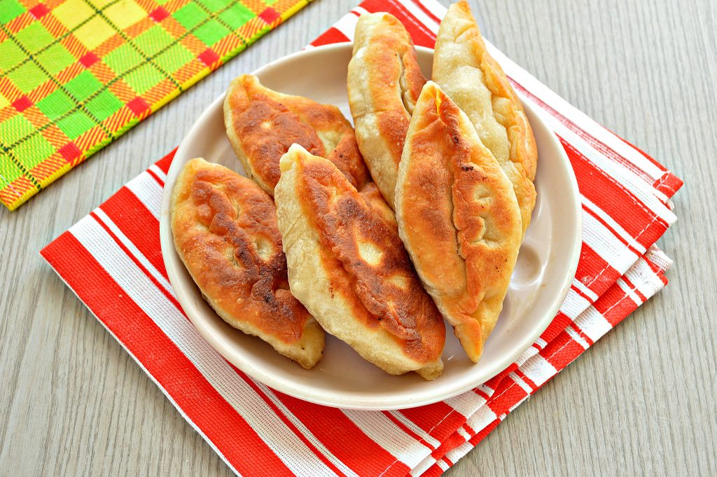 Дрожжевые пирожки с мясом на сковороде