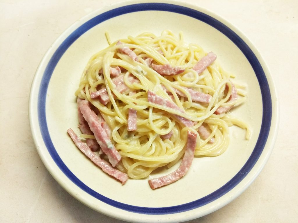 Спагетти с голубым сыром и салями
