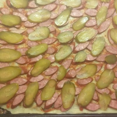 Фото рецепта - Пицца с охотничьими колбасками и маринованными огурцами - шаг 4