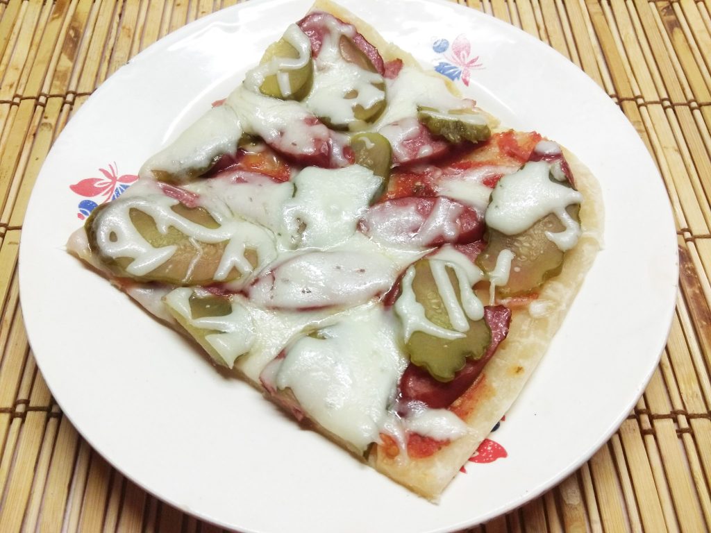 Пицца с охотничьими колбасками и маринованными огурцами
