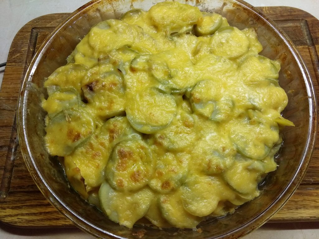 Гратен из картофеля, кабачков и яблок