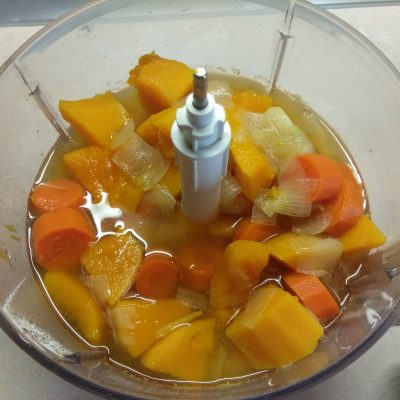 Фото рецепта - Суп-пюре из тыквы и моркови - шаг 3