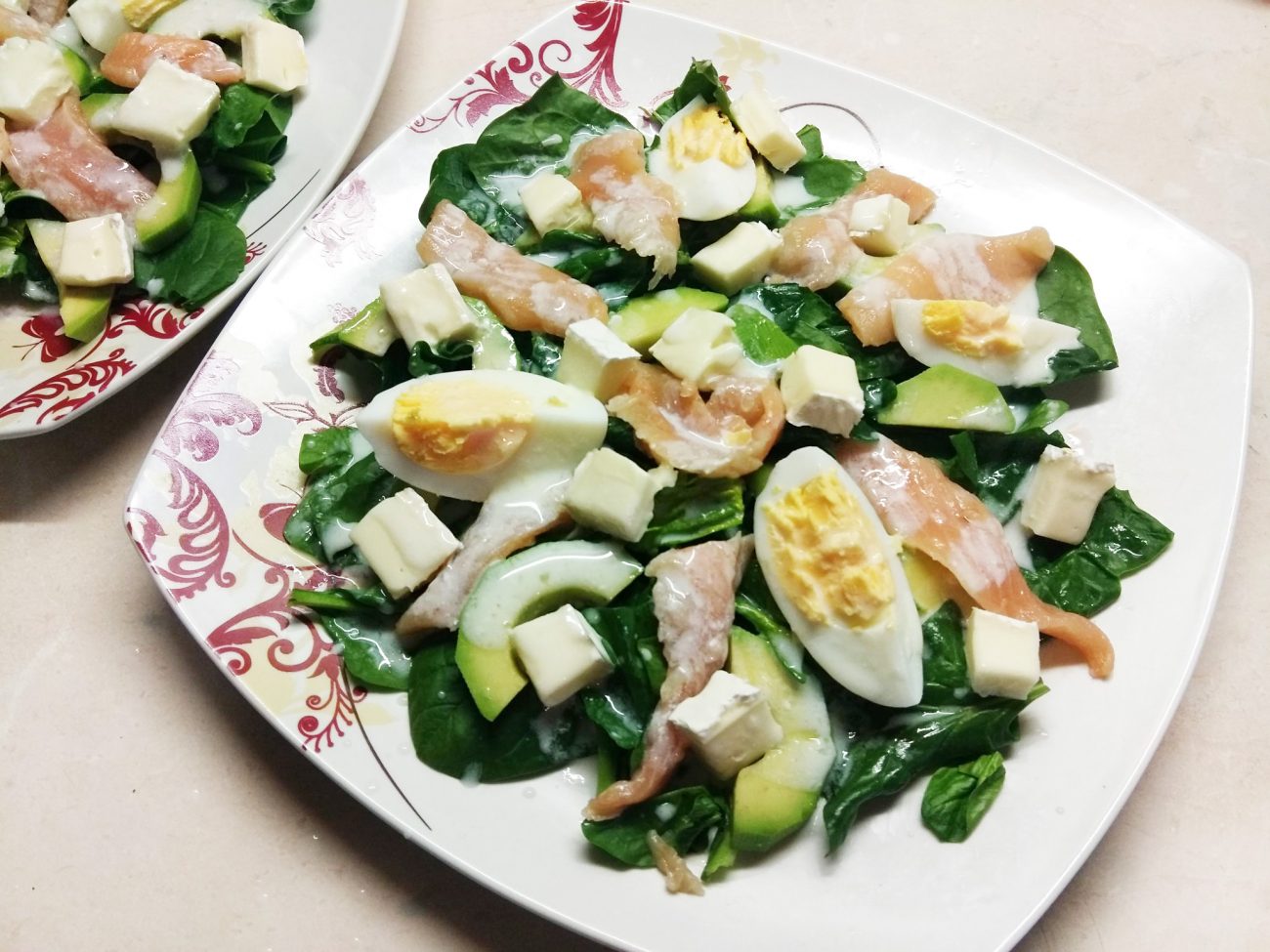 Салат из маринованного лосося, сыра Бри и авокадо