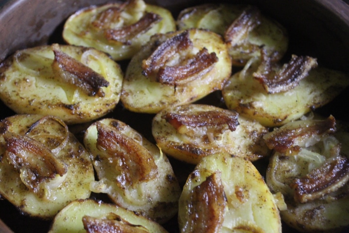 Запеченная картошка с беконом и луком