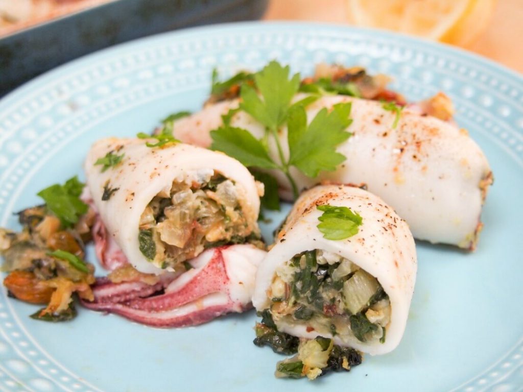 Запеченные кальмары, фаршированные шпинатом и орехами