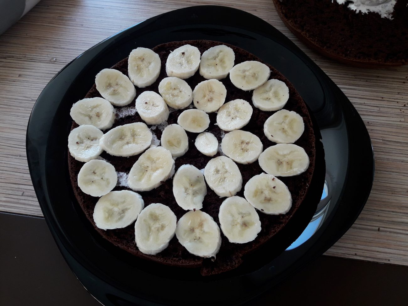 Торт из шоколадного бисквита с бананами и масляным кремом