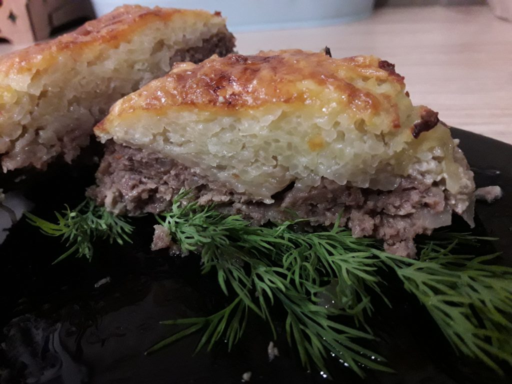 Гнезда из фарша и картофеля в духовке