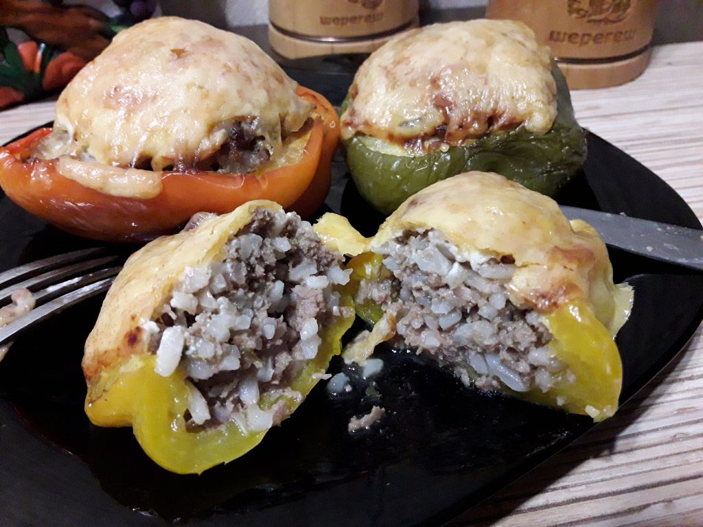 Фаршированный перец, запеченный в духовке (половинки)