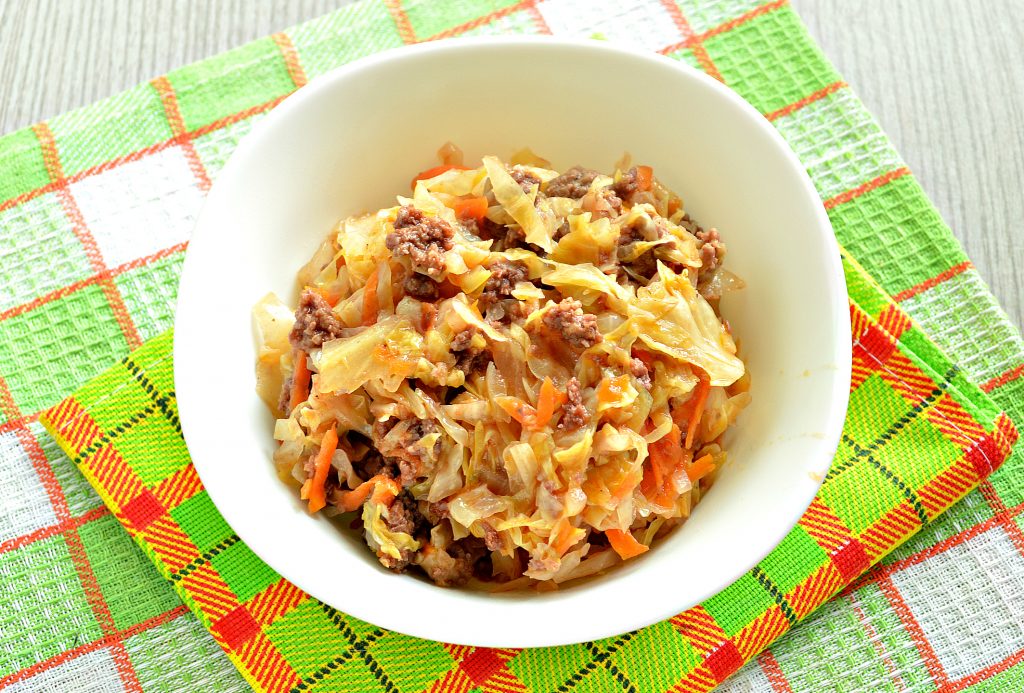 Молодая капуста, тушенная с фаршем