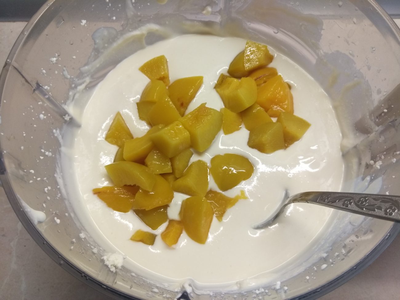 Творожный десерт с консервированными персиками и грецкими орехами