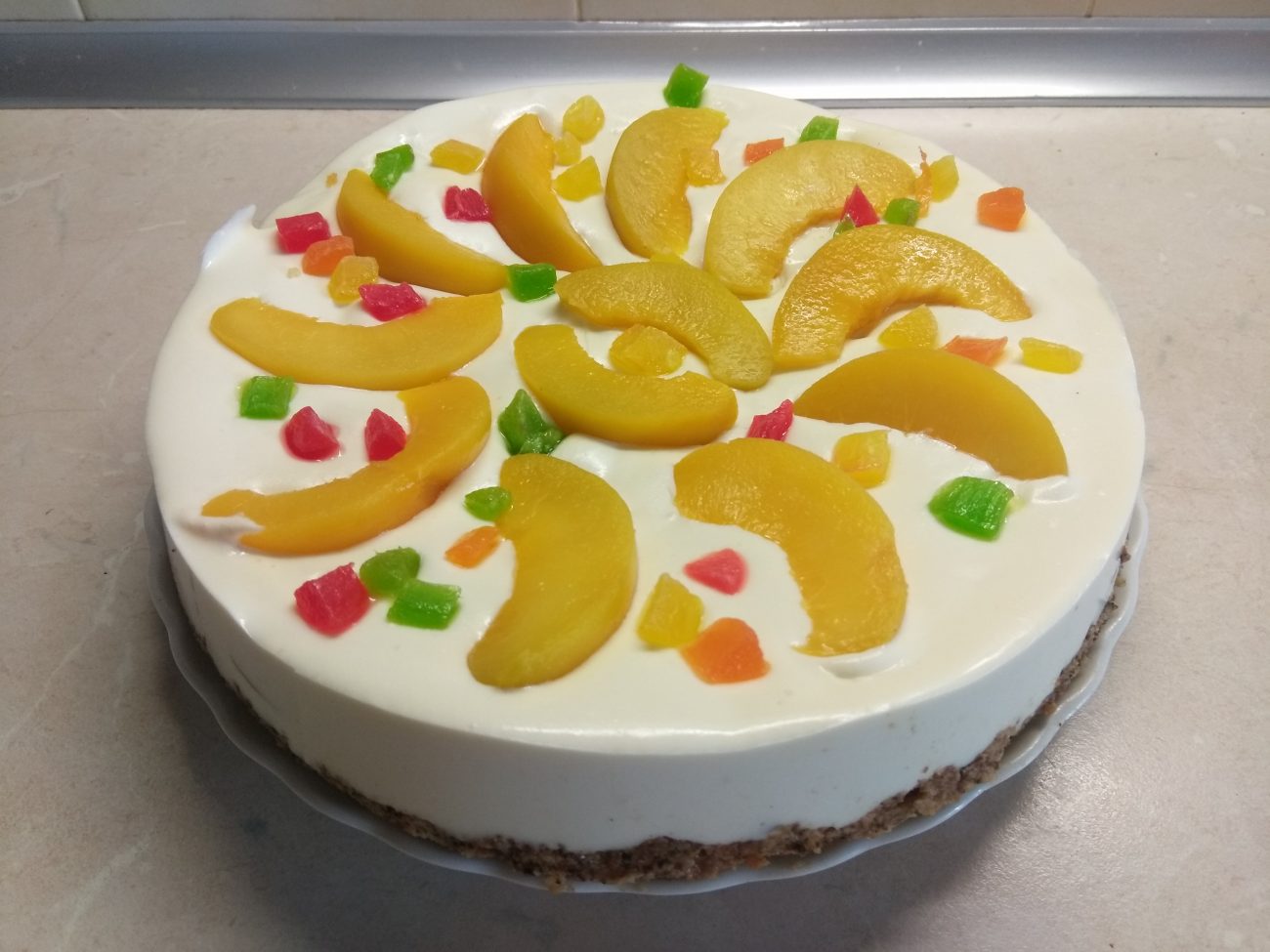 Творожный десерт с консервированными персиками и грецкими орехами