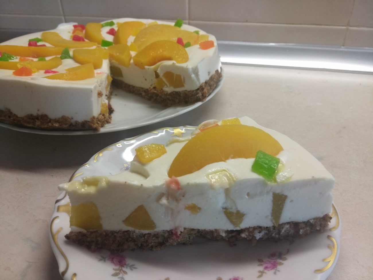 Творожный десерт с консервированными персиками и грецкими орехами