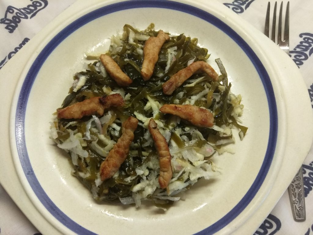 Салат из морской капусты, сельдерея, редиса и свинины