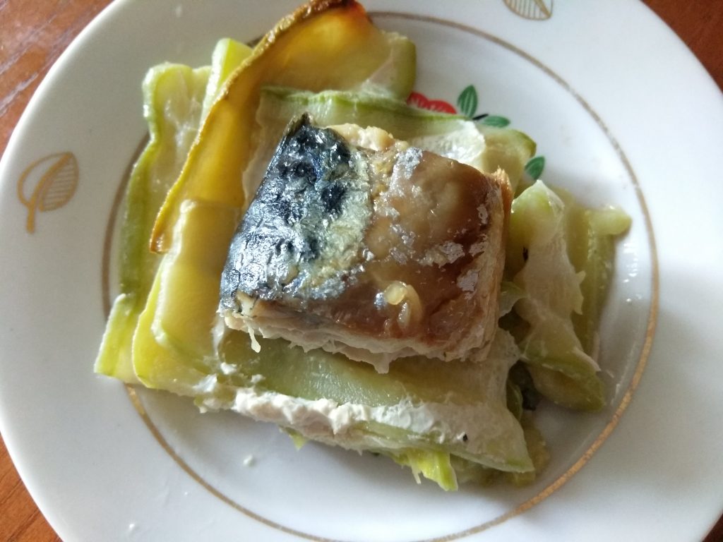 Скумбрия, запеченная с кабачками