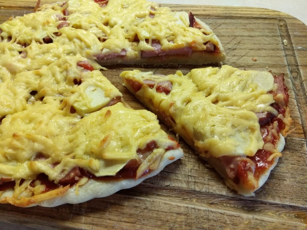 Пицца дрожжевая со свиным балыком и яблоком