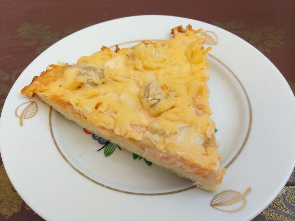 Дрожжевая пицца с индюшиной пастромой, шампиньонами и пармезаном