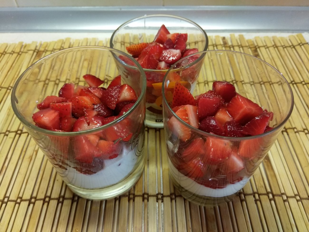 Десерт с печеньем, сливочным сыром и апельсинами